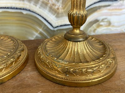 Coppia di candelieri in bronzo dorato in stile Luigi XVI - Flambeaux XIX secolo