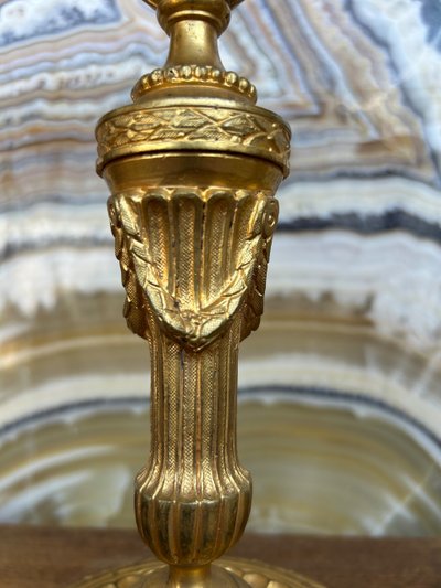 Coppia di candelieri in bronzo dorato in stile Luigi XVI - Flambeaux XIX secolo