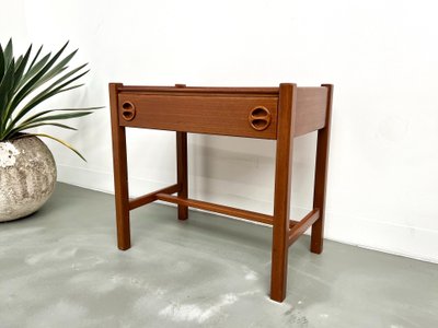 Comodino in teak intagliato, Arne Wahl Iversen
