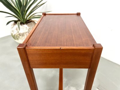 Comodino in teak intagliato, Arne Wahl Iversen
