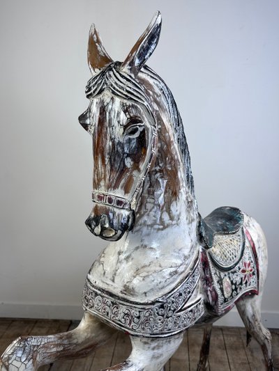 Cheval de manège en bois sculpté et patiné