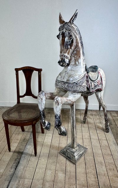 Cheval de manège en bois sculpté et patiné