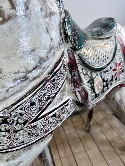 Cheval de manège en bois sculpté et patiné