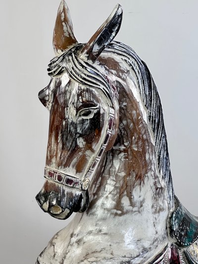 Cheval de manège en bois sculpté et patiné