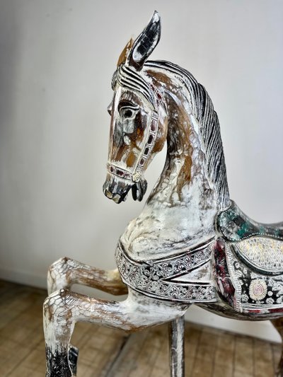 Cheval de manège en bois sculpté et patiné