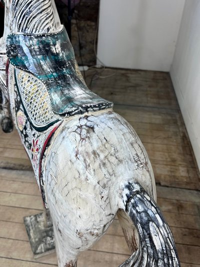 Cheval de manège en bois sculpté et patiné