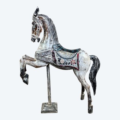 Cheval de manège en bois sculpté et patiné