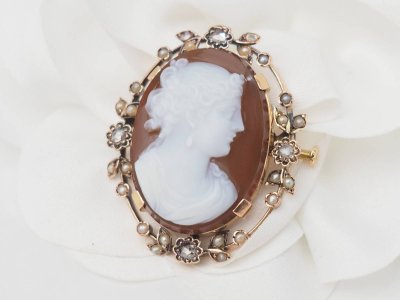 Alte Kamee-Brosche auf Karneol in Roségold mit Diamanten und feinen Perlen