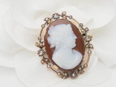 Alte Kamee-Brosche auf Karneol in Roségold mit Diamanten und feinen Perlen