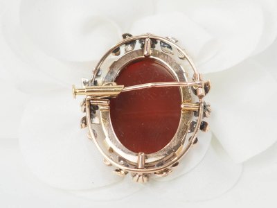 Alte Kamee-Brosche auf Karneol in Roségold mit Diamanten und feinen Perlen