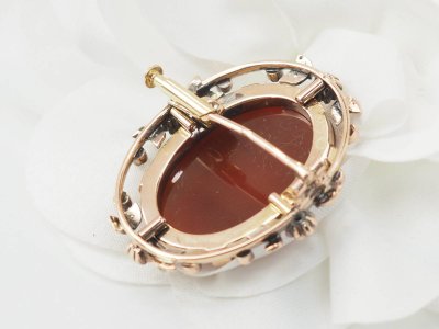 Alte Kamee-Brosche auf Karneol in Roségold mit Diamanten und feinen Perlen