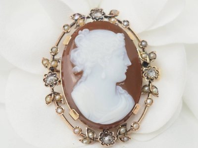 Alte Kamee-Brosche auf Karneol in Roségold mit Diamanten und feinen Perlen