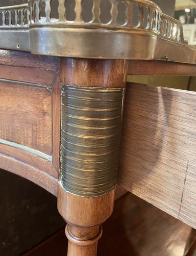 Console Louis XVI en acajou de forme convexe