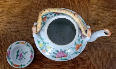 XXth century Asia: Round teapot in polychrome enamelled porcelain