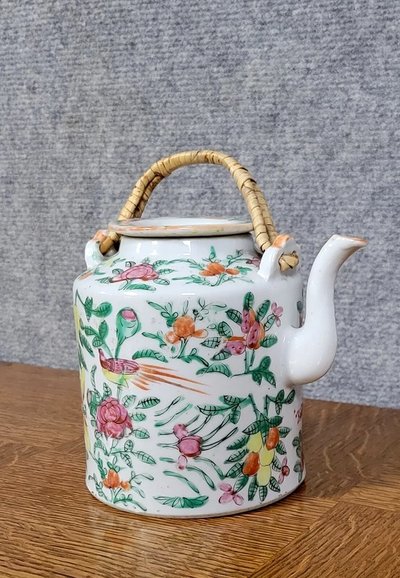 XXth century Asia: Round teapot in polychrome enamelled porcelain