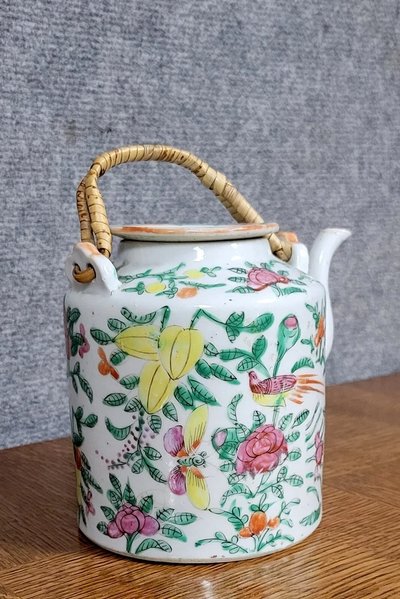 XXth century Asia: Round teapot in polychrome enamelled porcelain
