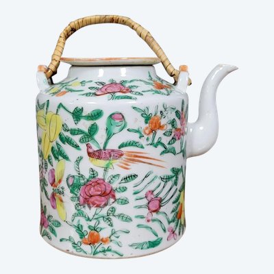 XXth century Asia: Round teapot in polychrome enamelled porcelain