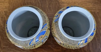 Asie XXeme : paire de vases en porcelaine émaillée de Satsuma