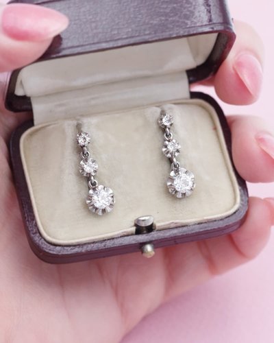 Art Deco Dormeuses drei Diamanten 0,72 ct in 18k Gold und Platin, antikes Schmuckstück