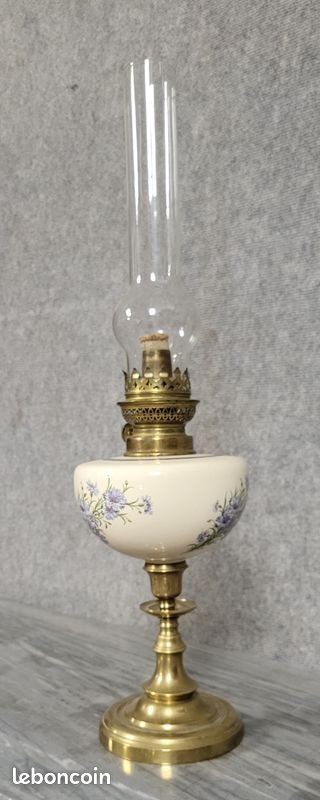 Grande lampada a petrolio in porcellana e ottone dorato