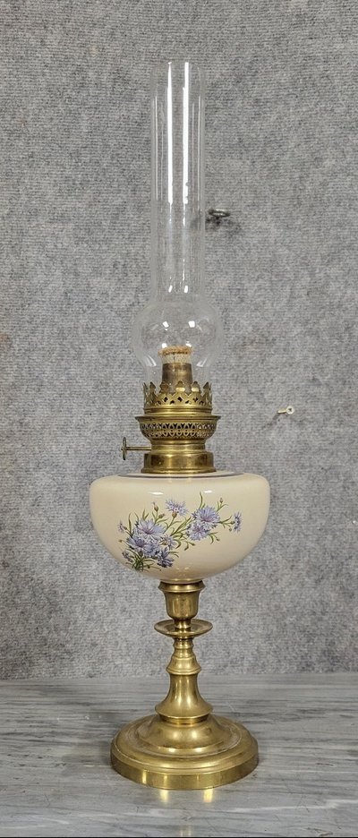 Grande lampada a petrolio in porcellana e ottone dorato