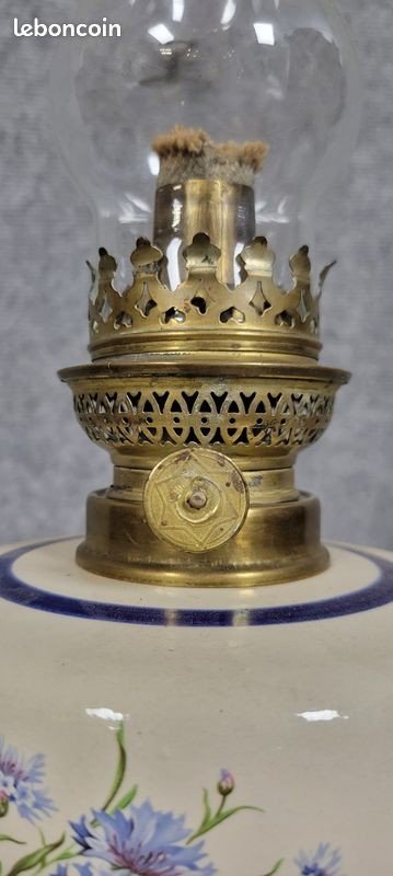 Grande lampada a petrolio in porcellana e ottone dorato