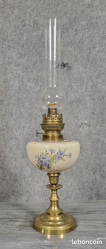 Grande lampada a petrolio in porcellana e ottone dorato