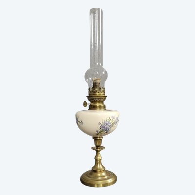 Grande lampada a petrolio in porcellana e ottone dorato