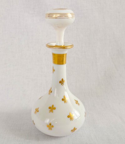 Baccarat: Bottiglia da liquore Royalist / caraffa in opalina dorata con fleur-de-lys 1860 ca.