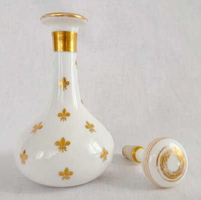 Baccarat: Bottiglia da liquore Royalist / caraffa in opalina dorata con fleur-de-lys 1860 ca.