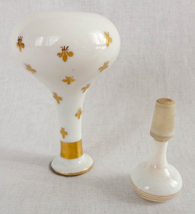 Baccarat: Bottiglia da liquore Royalist / caraffa in opalina dorata con fleur-de-lys 1860 ca.