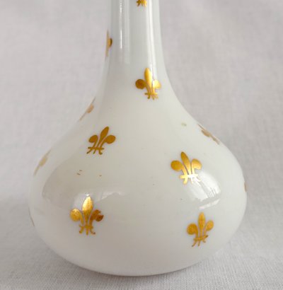 Baccarat: Bottiglia da liquore Royalist / caraffa in opalina dorata con fleur-de-lys 1860 ca.