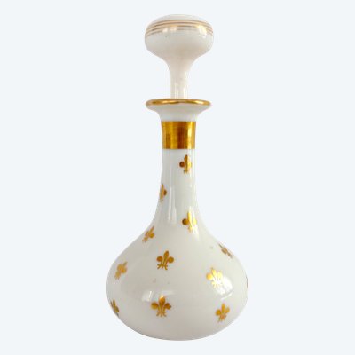 Baccarat: Bottiglia da liquore Royalist / caraffa in opalina dorata con fleur-de-lys 1860 ca.