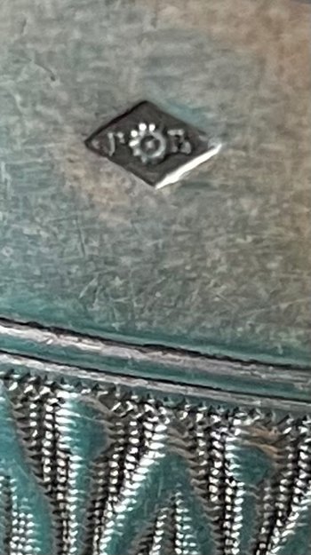 Timble gravée/ guillochée.