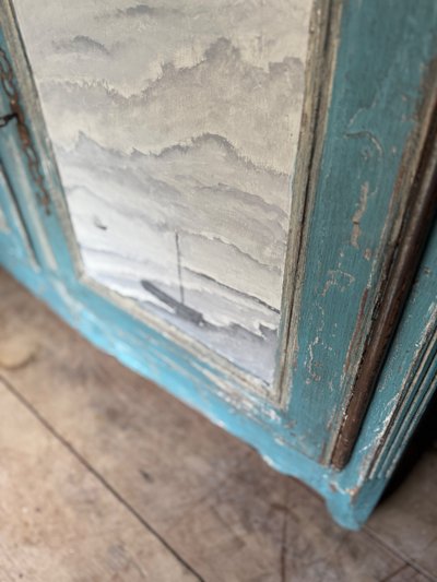 Buffet dressoir Louis XV datant du 18e siècle belle patine et peinture marine
