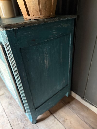 Buffet dressoir Louis XV datant du 18e siècle belle patine et peinture marine