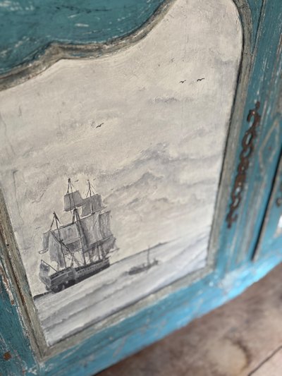 Buffet dressoir Louis XV datant du 18e siècle belle patine et peinture marine
