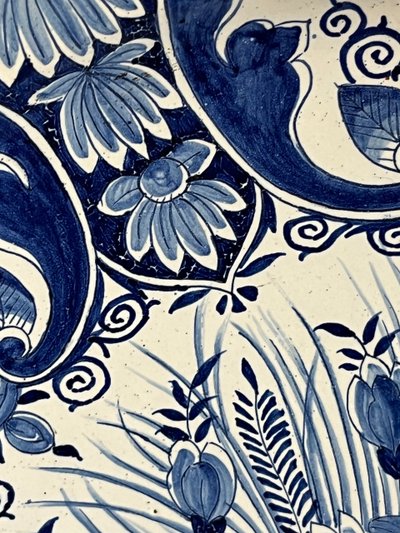 Piatto di Delft del XVIII secolo della bottega "La hache de porcelaine