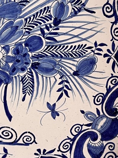 Piatto di Delft del XVIII secolo della bottega "La hache de porcelaine