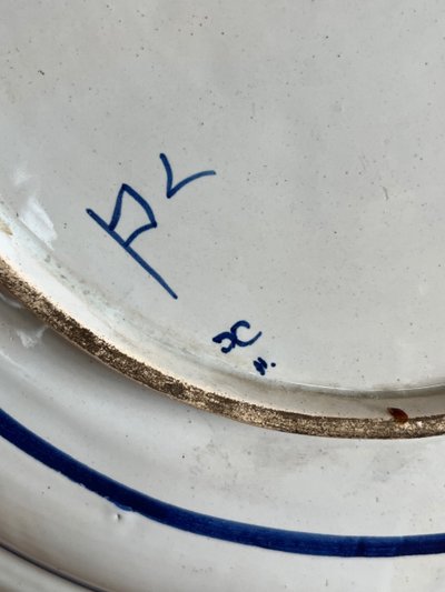 Piatto di Delft del XVIII secolo della bottega "La hache de porcelaine
