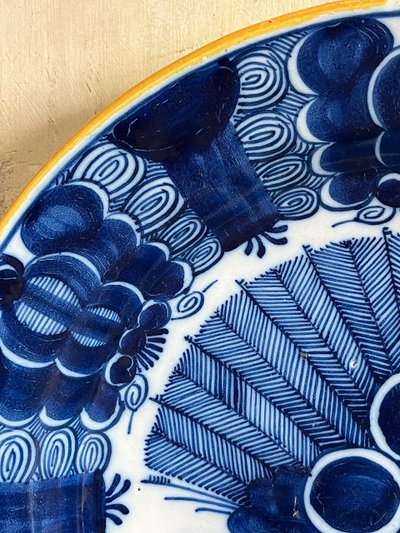 18th century Delft platter "the gilded flowerpot" workshop