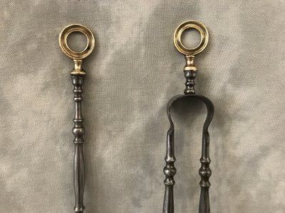 Set of an iron and bronze shovel and fireplace tongs from the 19th century.