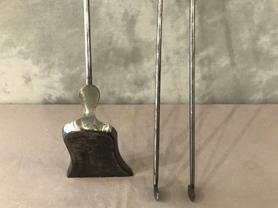Set of an iron and bronze shovel and fireplace tongs from the 19th century.