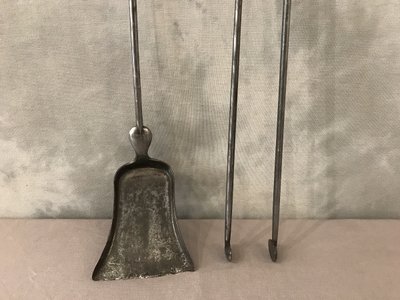 Set of an iron and bronze shovel and fireplace tongs from the 19th century.
