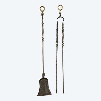 Set of an iron and bronze shovel and fireplace tongs from the 19th century.