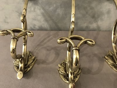 Ensemble de 4 patères, portes manteaux en bronze poli et vernis d'époque début 19 ème 