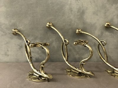 Ensemble de 4 patères, portes manteaux en bronze poli et vernis d'époque début 19 ème 