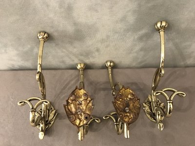 Ensemble de 4 patères, portes manteaux en bronze poli et vernis d'époque début 19 ème 
