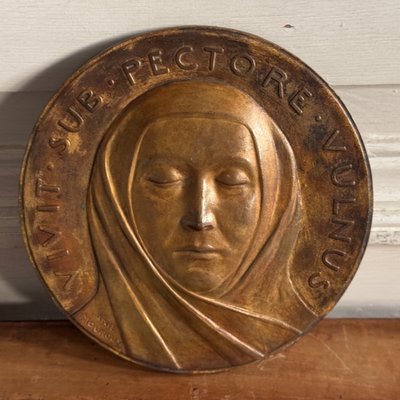 Matrice pour médaille en métal par Anie Mouroux Vivit Sub Pectore Vulnus