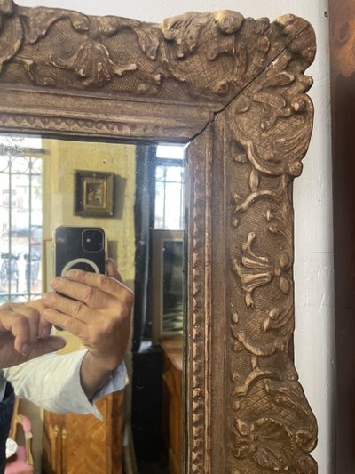 Miroir d’époque Louis XV en bois sculpté 
